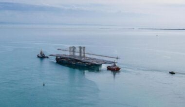 menacé par la houle de l’Atlantique, le tablier du pont Anne-de-Bretagne se replie à Almería