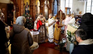 opposés à Poutine, ils célèbrent un dernier Noël avant leur expulsion de l’église orthodoxe à Nice