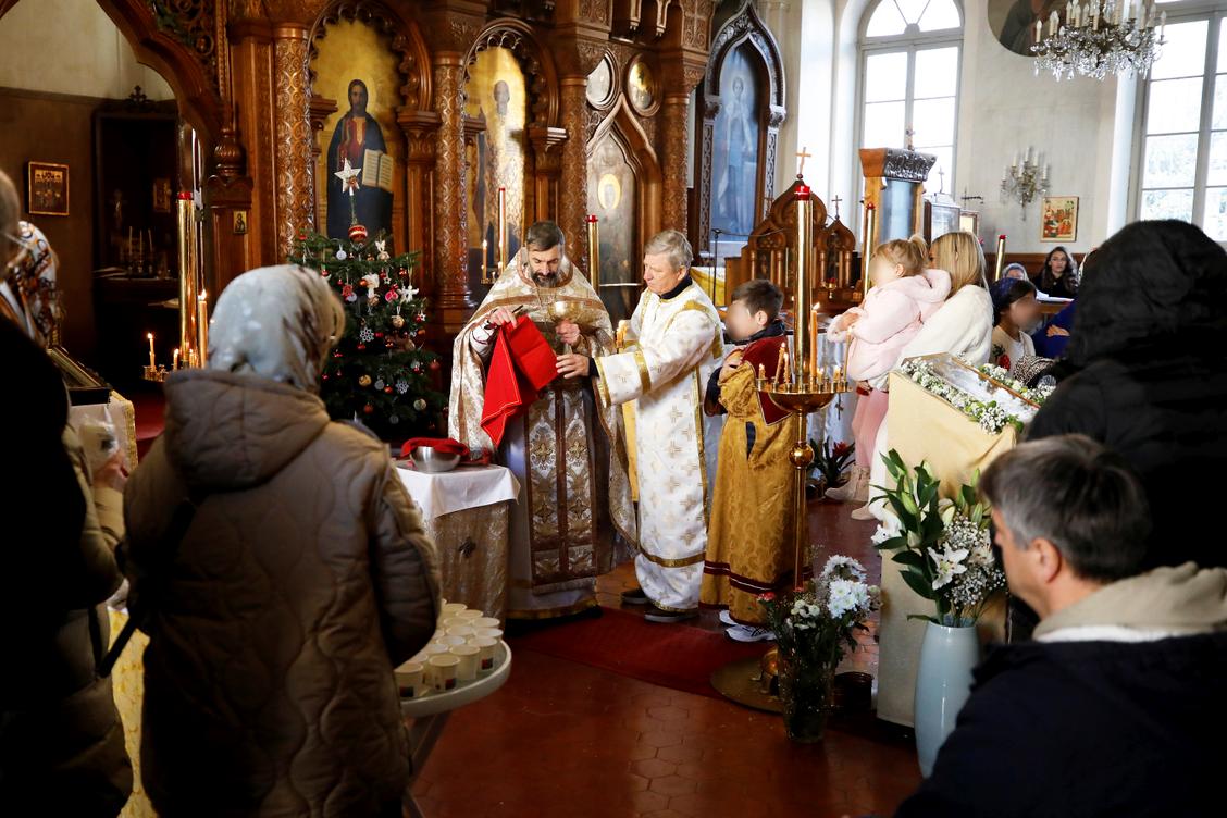 opposés à Poutine, ils célèbrent un dernier Noël avant leur expulsion de l’église orthodoxe à Nice