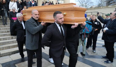 les images des obsèques populaires à Marseille, réunissant un monde fou et une pléiade de stars
