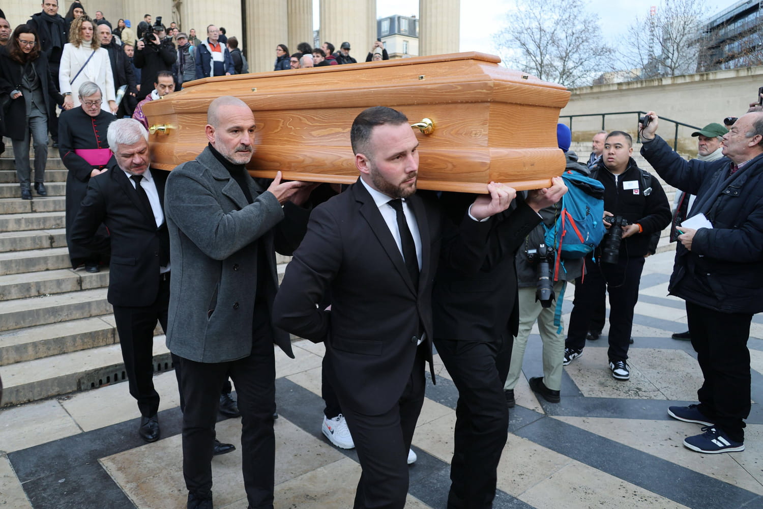 les images des obsèques populaires à Marseille, réunissant un monde fou et une pléiade de stars