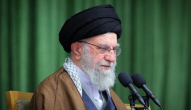 les «émeutiers doivent être remis à leur place» même si leurs revendications sont «justes», affirme Khamenei
