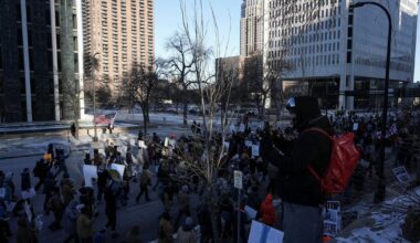 La rue ne décolère pas à Minneapolis, des milliers de manifestants battent le pavé sous un froid mordant