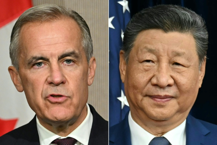 Le Premier ministre canadien Mark Carney (g), lors d'une conférence de presse en marge du 47e sommet de l'Association des nations de l'Asie du Sud-Est (Asean) à Kuala Lumpur le 27 octobre 2025, et le président chinois Xi Jinping (d) à la base aérienne de Gimhae, à Busan en Corée du Sud, le 30 octobre 2025 ( AFP / Arif Kartono )