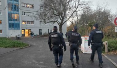 deux hommes en scooter arrêtés