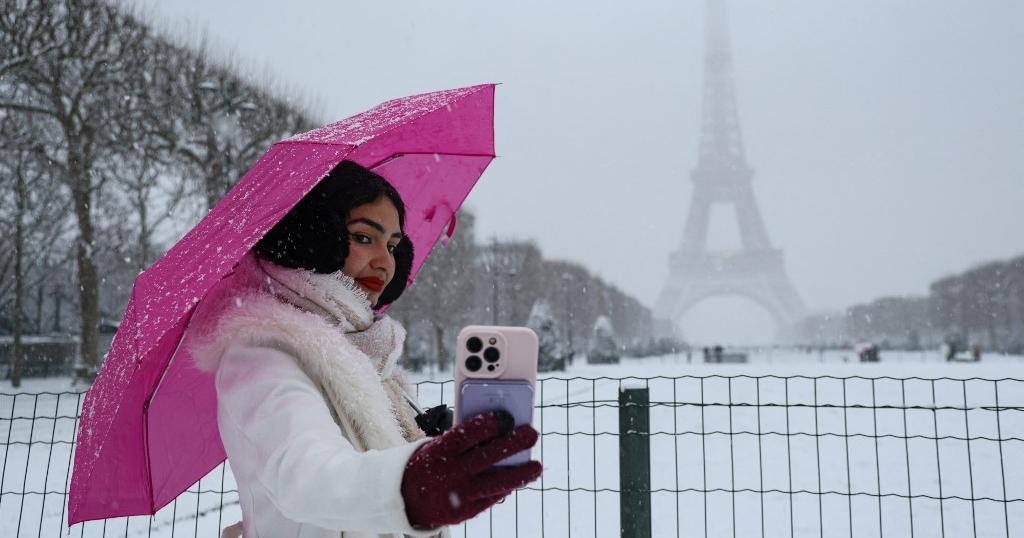 La neige sème le chaos dans les transports dans l'ouest de la France et à Paris
