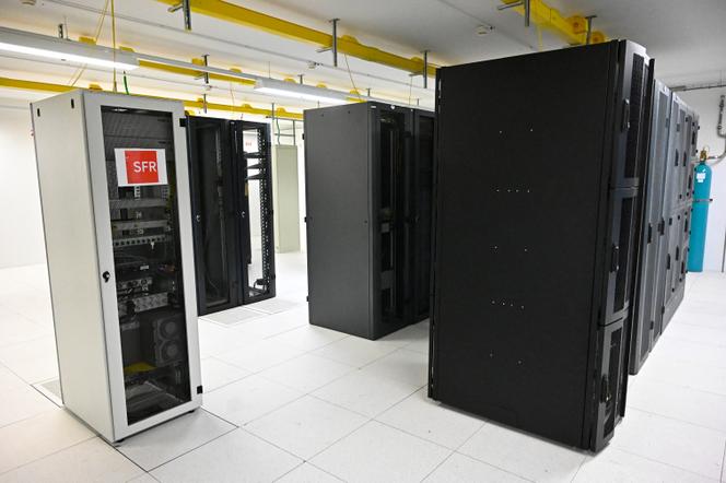 Des serveurs informatiques dans le centre de données de l’opérateur de téléphonie mobile français SFR, à Cesson-Sévigné (Ille-et-Vilaine), le 14 décembre 2020.