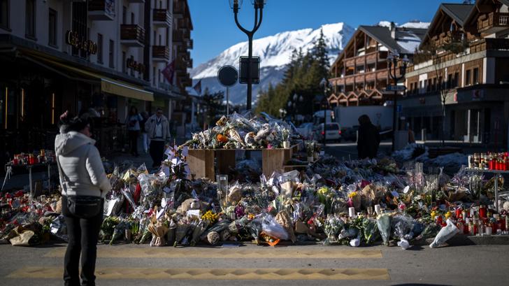 Un mémorial improvisé pour rendre hommage aux victimes de l’incendie qui a ravagé le bar Le Constellation à Crans-Montana dans la nuit du 1er janvier 2026.