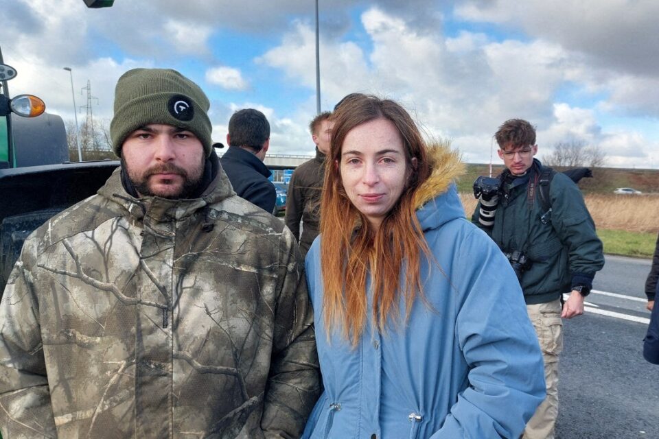 Romain Lejumel et Elodie Soligny, qui ont repris la ferme familiale à Fiquefleur Equainville (27).