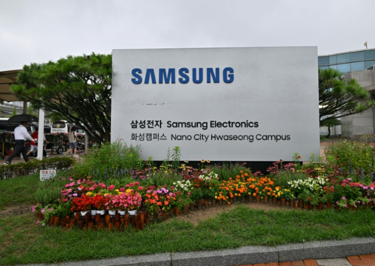 Le développement à marche forcée de l'intelligence artificielle (IA) a créé une pénurie de puces de mémoire, un secteur dominé par les Sud-Coréens Samsung et SK Hynix, ainsi que l'Américain Micron ( AFP / Jung Yeon-je )