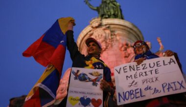 à Paris, des manifestants brûlent un drapeau des États-Unis lors d’un rassemblement