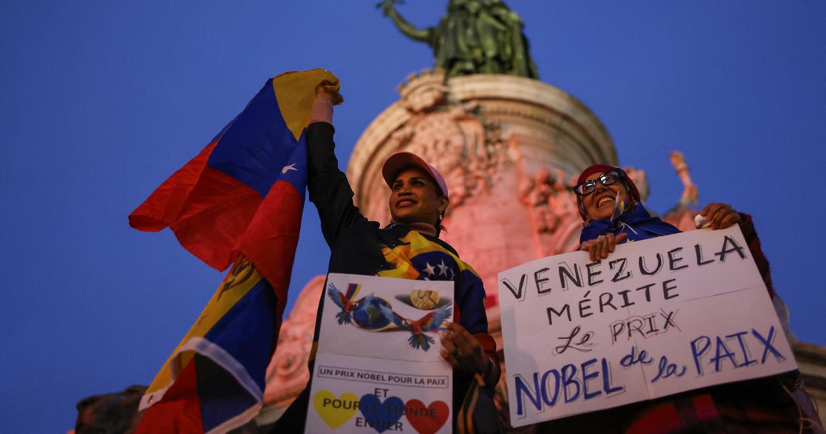 à Paris, des manifestants brûlent un drapeau des États-Unis lors d’un rassemblement