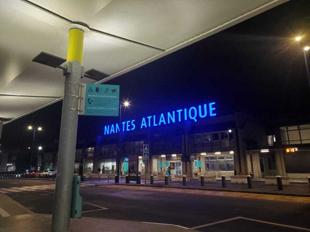 l'aéroport fermé jusqu'à mercredi matin