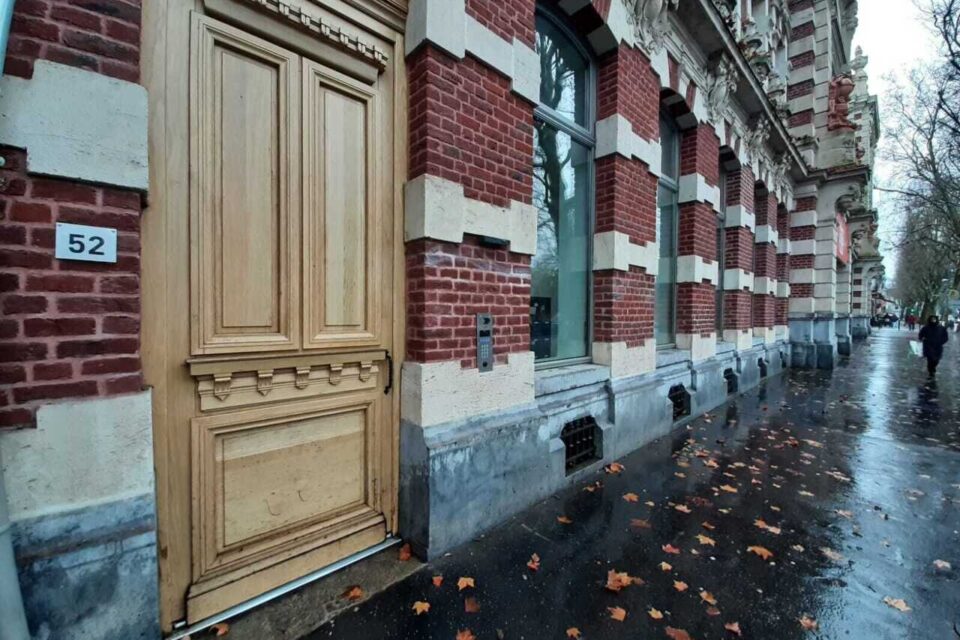 Le système de sécurisation de la porte principale de la résidence Synesens, investie par les copropriétaires en 2023, n'a jamais été efficace selon eux. Ils ont toujours été confrontés à des squatteurs.