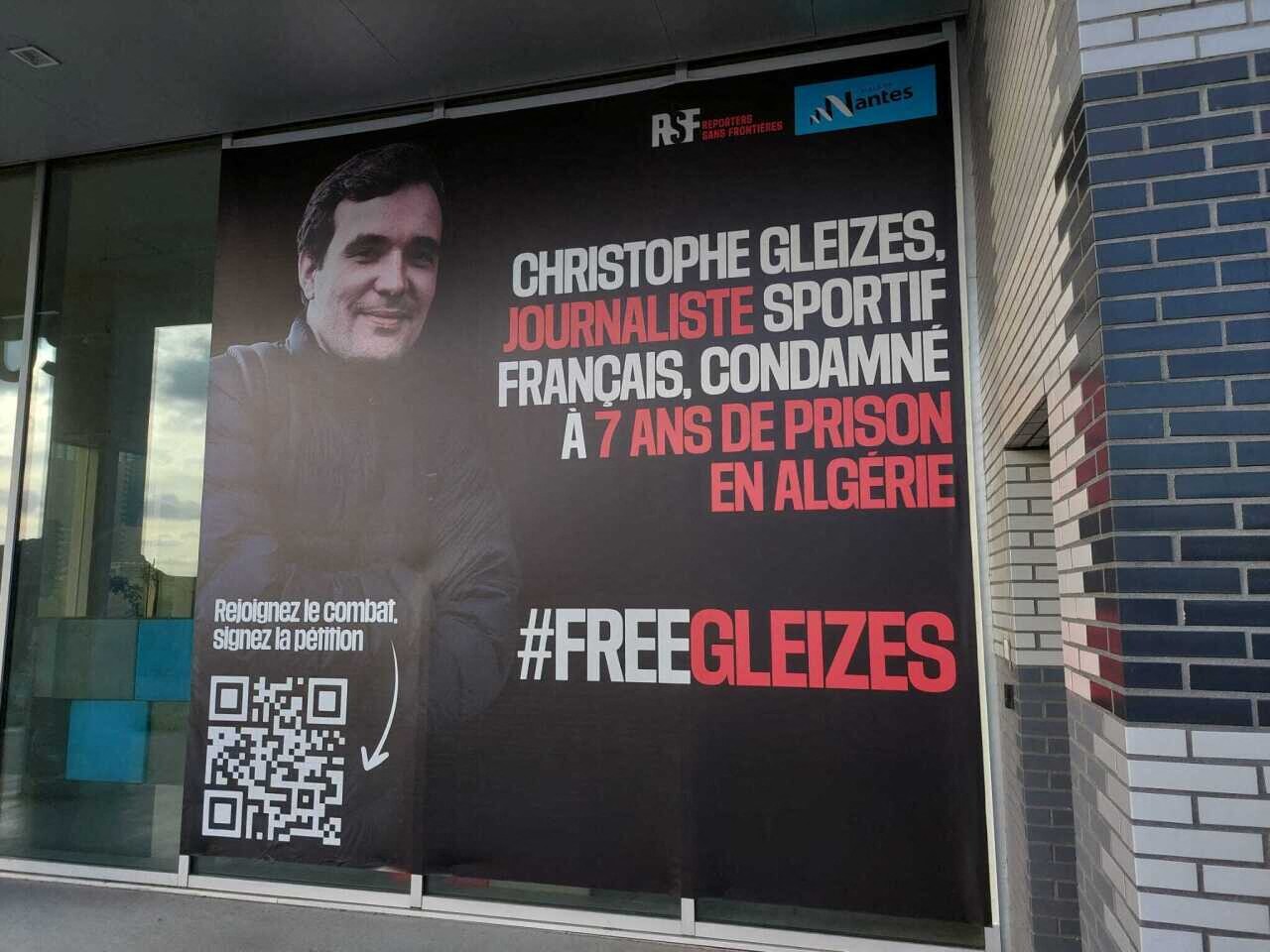 une banderole déployée en soutien au journaliste Christophe Gleizes