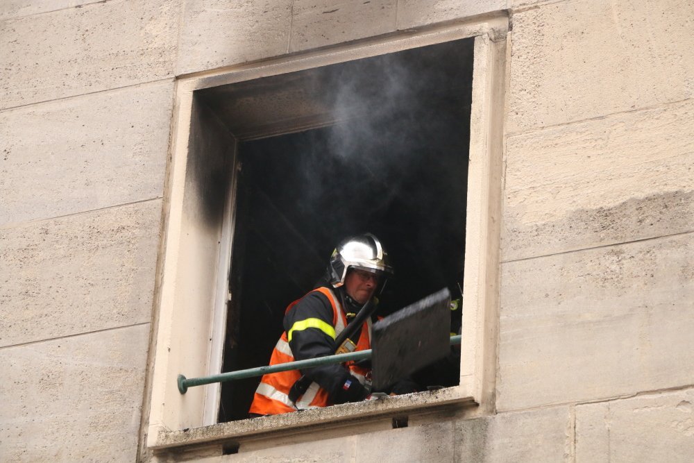 Les pompiers sont entrés dans les appartements pour lancer par la fenêtre les objets qui avaient brûlé.