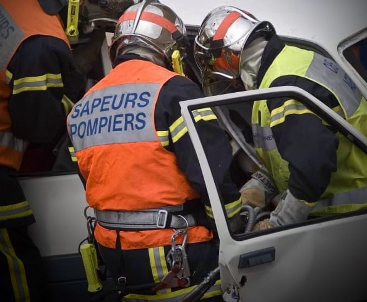 Les sapeurs-pompiers ont dû faire usage de leur matériel de désincarcération pour secourir la conductrice et la passagère de l