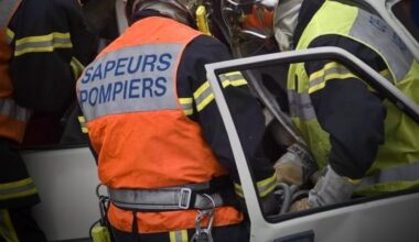 Les sapeurs-pompiers ont dû faire usage de leur matériel de désincarcération pour secourir la conductrice et la passagère de l
