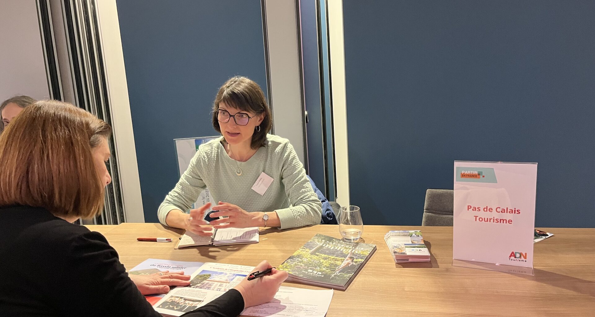 Marion Harmel, l sur le stand du Pas-de-Calais au workshop Partir en France hoto : PB