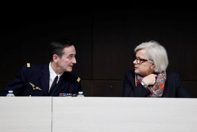 Le chef d’état-major des armées, Fabien Mandon, et la ministre des armées et des anciens combattants, Catherine Vautrin, participent à une conférence de presse à Paris, le 12 janvier 2026, pour présenter le lancement de la campagne de recrutement pour le service national.