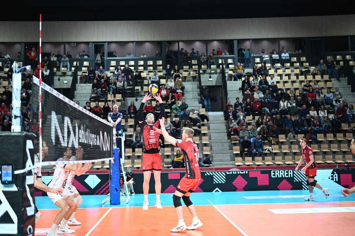 Le volleyeur chaumontais Brett Walsh à la passe.