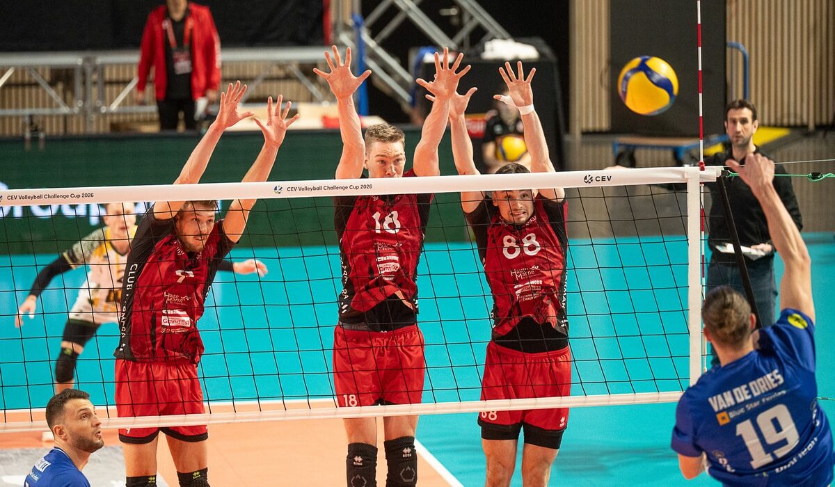 Pierre Toledo, Alexandre Saaremaa et Rok Bracko, ici au contre face aux Grecs de Syros, mardi 6 janvier, à Palestra, ont aidé à offrir au CVB 52 la réaction attendue. (Photo : D. Piot)