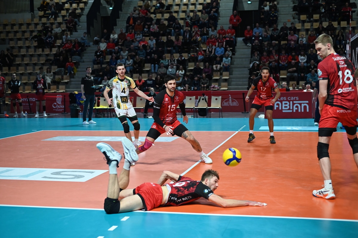 Le volleyeur chaumontais Pierre Toledo en défnse.