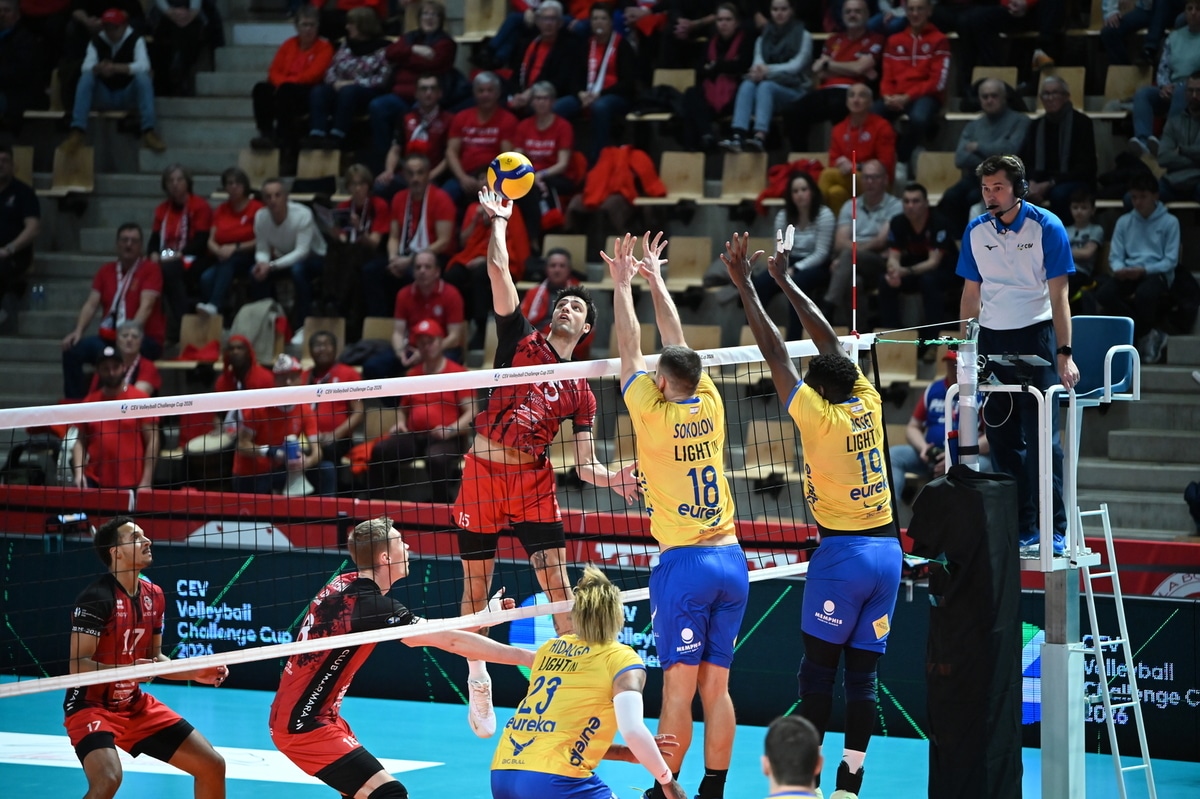 Le volleyeur chaumontais Alexandros Raptis à l'attaque.