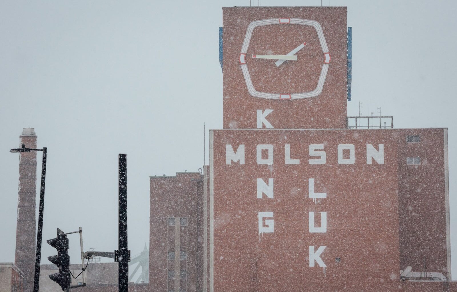 Des graffitis sur les façades de l'ancienne brasserie Molson à Montréal