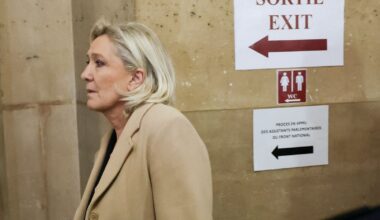 La cheffe du Rassemblement national, Marine Le Pen, est rejugée à Paris, un procès en appel décisif pour la présidentielle en France de 2027