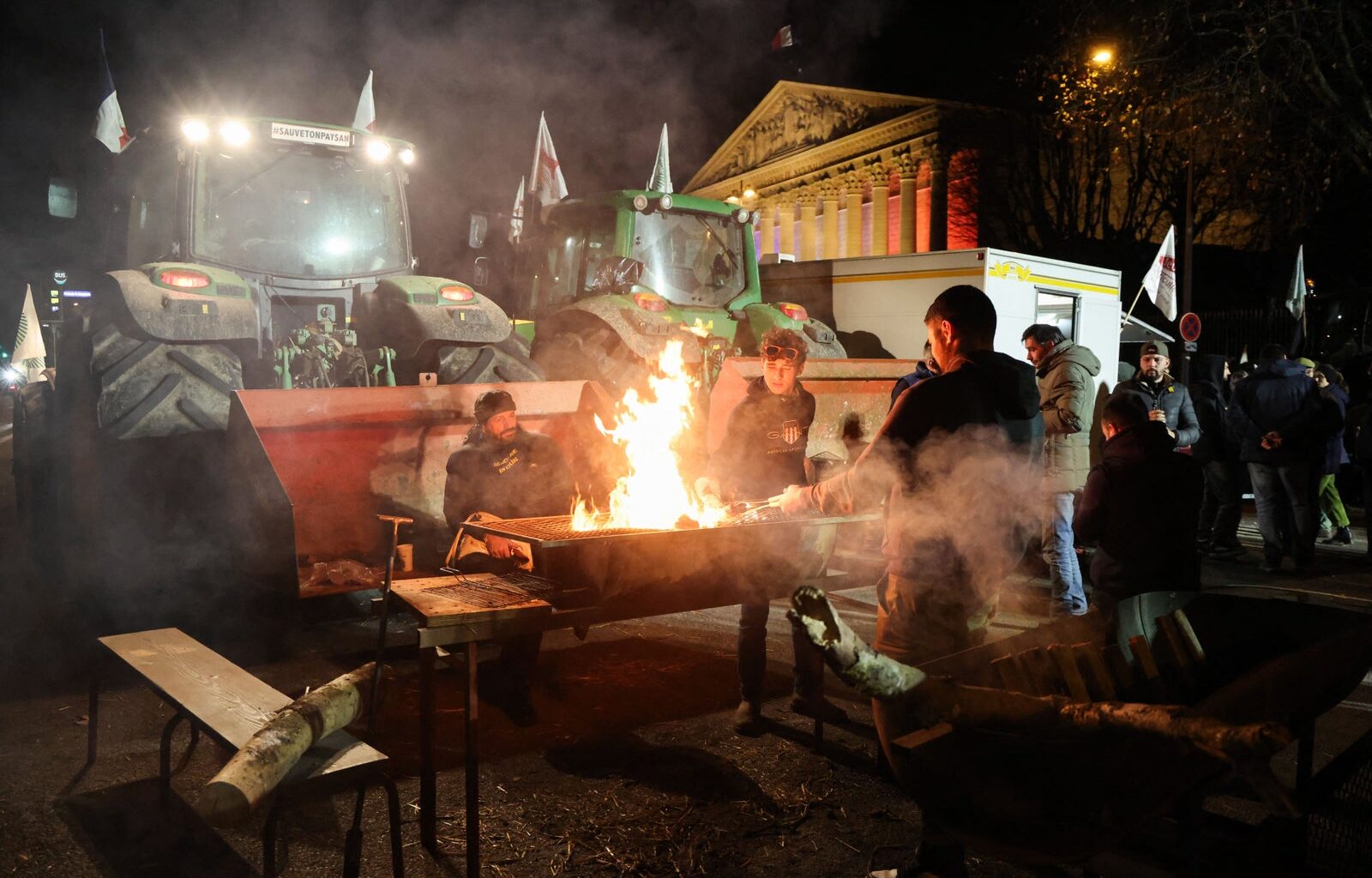 En France, des agriculteurs passent la nuit dans les rues de Paris pour mettre la pression au gouvernement