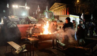 En France, des agriculteurs passent la nuit dans les rues de Paris pour mettre la pression au gouvernement