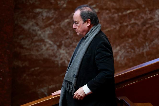 L’ancien président et député du groupe Socialistes et apparentés, François Hollande, à l’Assemblée nationale, à Paris, le 23 décembre 2025.