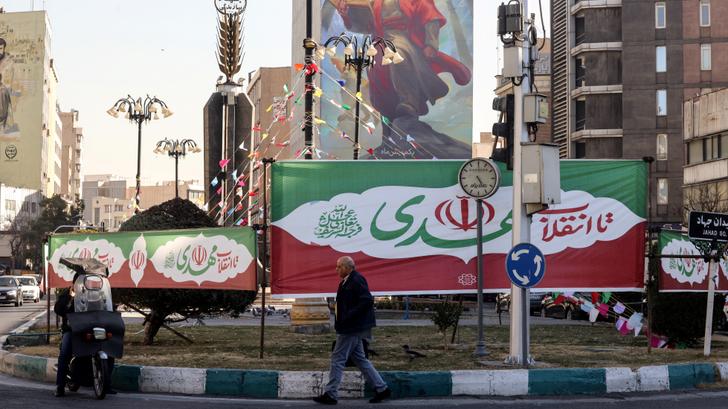 Des banderoles aux couleurs du drapeau iranien ornant un rond-point à Téhéran, en Iran, le 31 janvier 2026. (photo d’illustration)