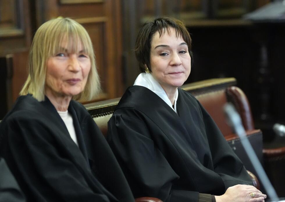 Les avocates de la défense, Christiane Yüksel (à droite) et Christiane Berger (à gauche), avant l’ouverture du procès à huis clos "White Tiger" au tribunal régional pour mineurs de Hambourg, dans le nord de l’Allemagne, le 9 janvier 2026