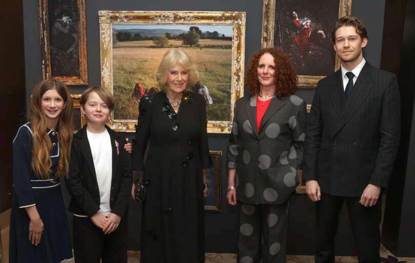 La reine Camilla pose avec l'autrice de Hamnet, Maggie O'Farrell, ainsi qu'avec les acteurs, Joe Alwyn (à droite) et les jeunes acteurs Jacobi Jupe et Olivia Lynes au May Fair Hotel à Londres, le 27 janvier 2026.