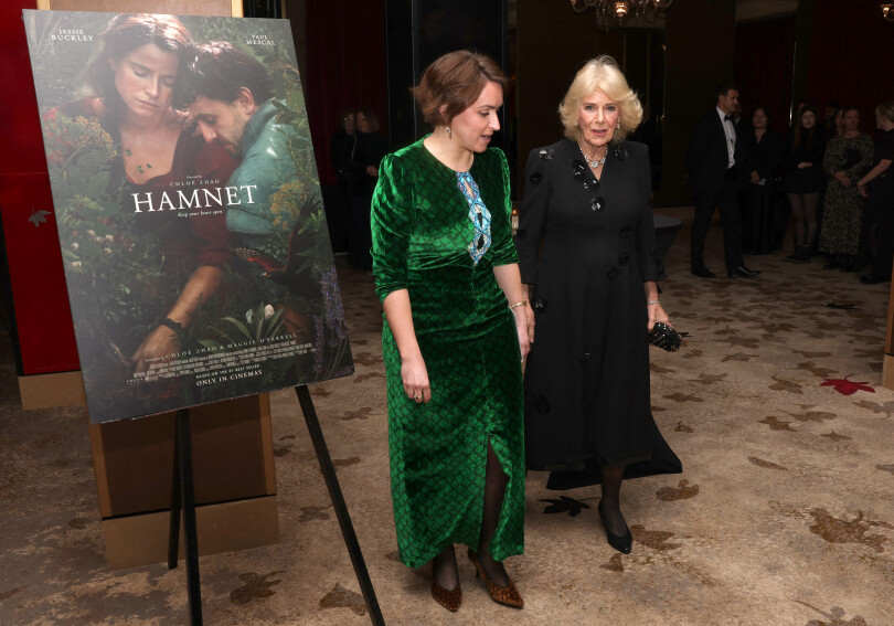 La reine Camilla et Vicki Perrin, directrice de la Queen's reading room, lors d'une projection spéciale de Hamnet, au May Fair Hotel à Londres, le 27 janvier 2026.