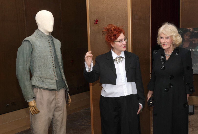 La reine Camilla avec Malgosia Turzanska, costumière de Hamnet, lors d'une projection du film au May Fair Hotel à Londres, le 27 janvier 2026.
