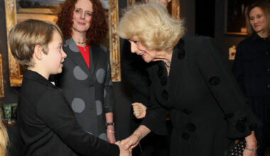 La reine Camilla rencontre le jeune acteur Jacobi Jupe lors d'une projection spéciale de Hamnet, organisée par la Queen's Reading Room, au May Fair Hotel à Londres, le 27 janvier 2026.