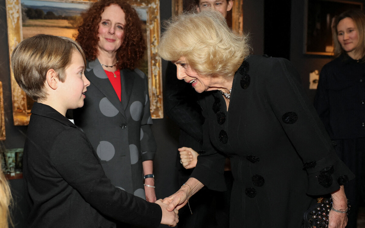 La reine Camilla rencontre le jeune acteur Jacobi Jupe lors d'une projection spéciale de Hamnet, organisée par la Queen's Reading Room, au May Fair Hotel à Londres, le 27 janvier 2026.