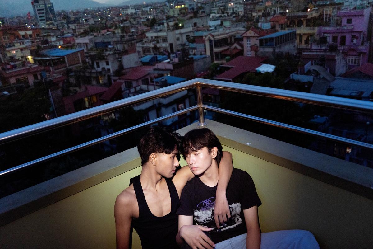 Le photographe Arhant Shrestha se perd au plus près des corps masculins pour conjurer sa peur des hommes