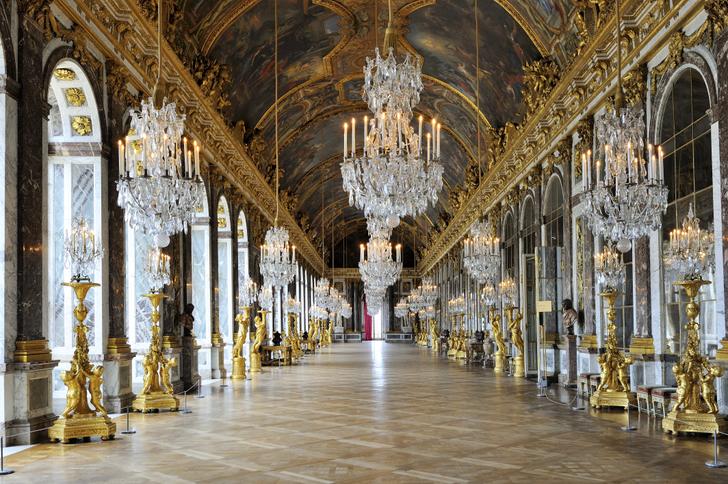 Ici, la galerie des Glaces du château de Versailles.