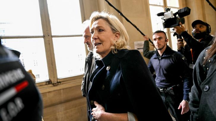 La président du groupe RN à l’Assemblée natioale Marine Le Pen à son arrivée au Palais de Justice de Paris ce mardi 20 janvier 2026. (Photo by Bertrand GUAY / AFP)