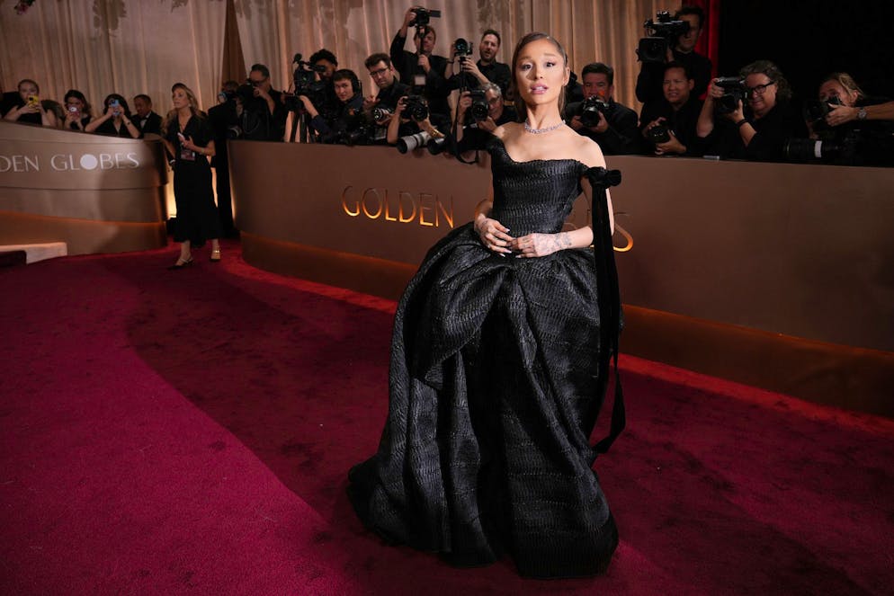 Ariana Grande a franchi le tapis rouge dans une robe-bustier qui jouait subtilement avec les volumes.