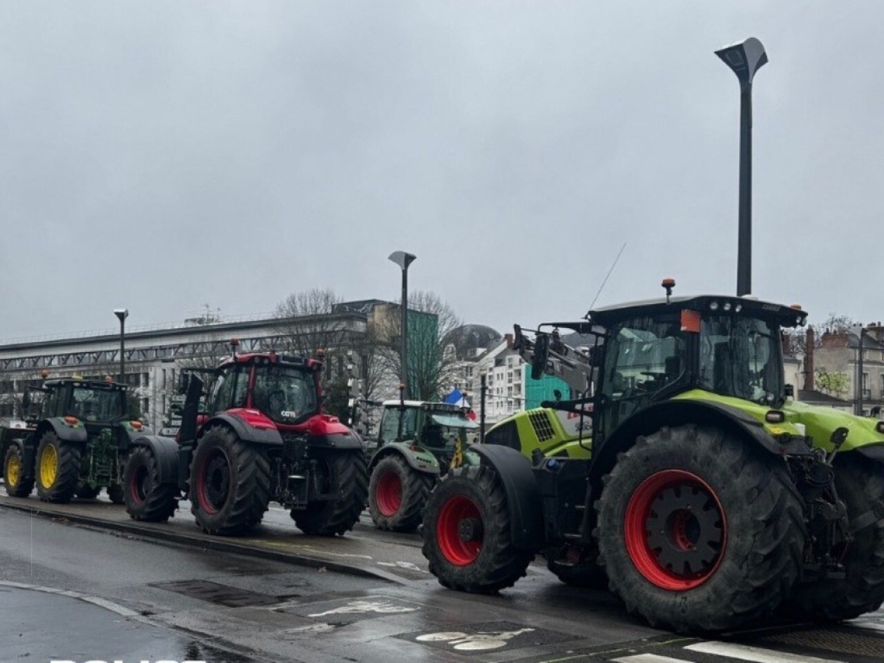 des tracteurs devant la préfecture à Nantes