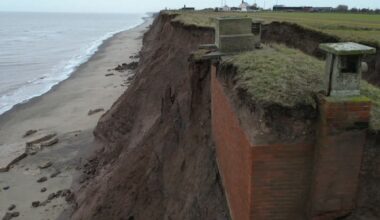 Au bord du vide : un bunker nucléaire menacé par l’érosion côtière au Royaume-Uni