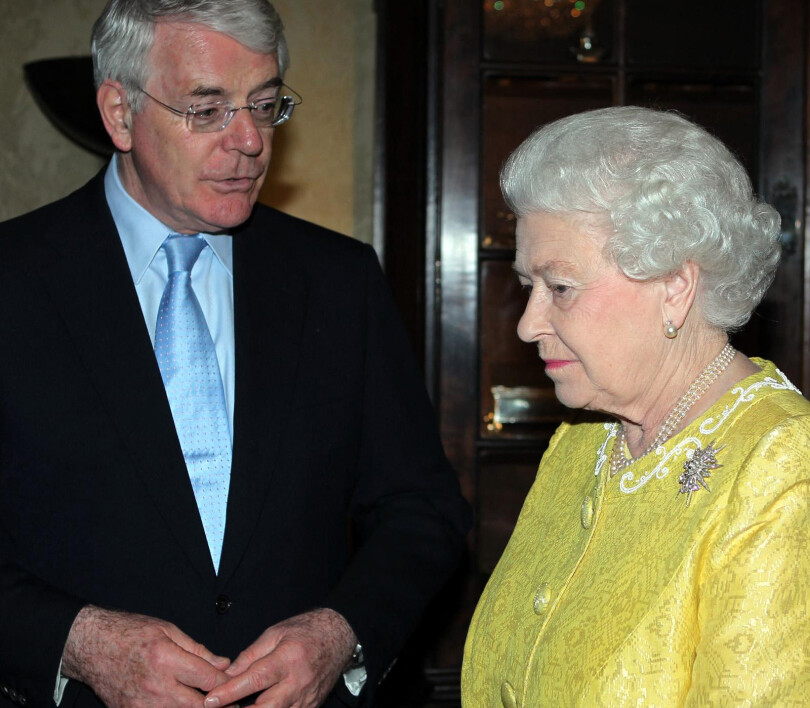 Le Premier ministre John Major et la reine Elisabeth II, en 2012.