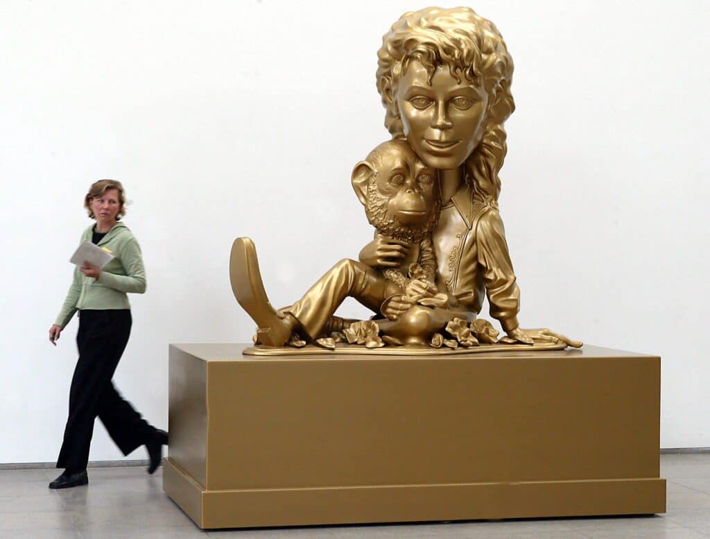 C'est une histoire qui finit bien, et c'est assez rare dans le monde parfois impitoyable du showbiz pour être souligné. Voir Bubbles atteindre cet âge respectable – un bel exploit pour un chimpanzé né en captivité – est une nouvelle qui réchauffe le cœur des fans nostalgiques. C'est un peu comme si une part de l'insouciance de l'époque "Thriller" ou "Bad" vivait encore à travers lui, au milieu des toiles et des bananiers de Floride. Joyeux anniversaire, l'artiste !