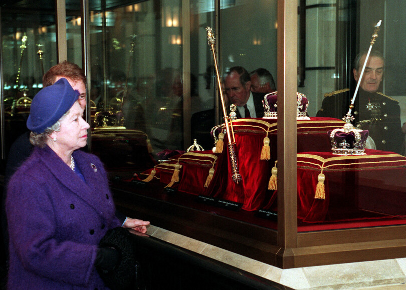 La reine inaugurant la nouvelle Jewel House de la Tour de Londres, en 1994.