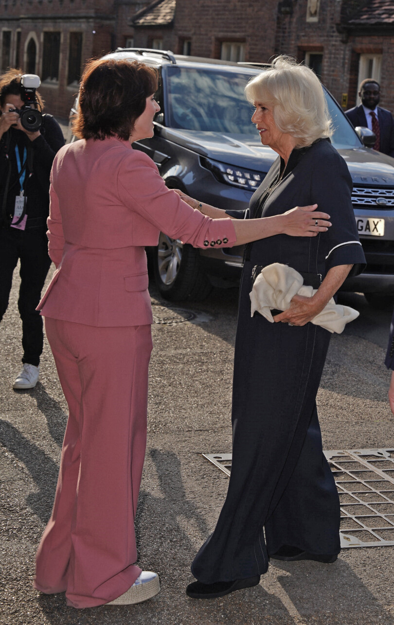 La reine Camilla accueillie par Vicki Perrin, directrice de la Queen's reading room lors de l'édition 2024 de son festival littéraire.